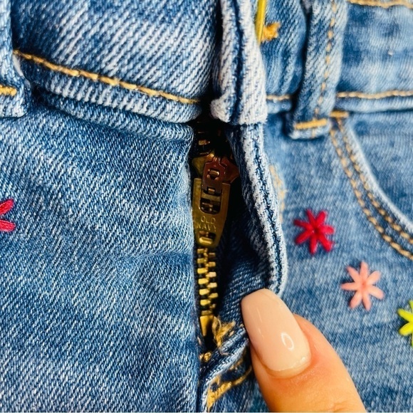 𝅺old Navy Cutoff Jean Shorts with Flower Embroidery - Picture 4 of 9
